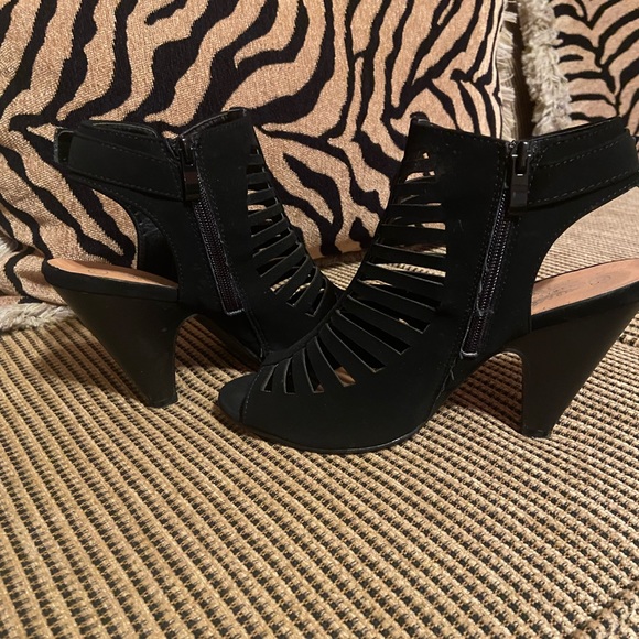 Open back heel with side zipper - Picture 3 of 7